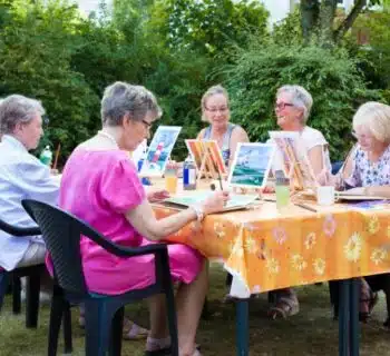 EHPAD, L'Art Thérapie, une Palette de Bienfaits pour nos Aînés