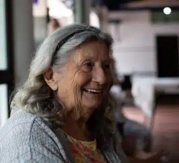 une vieille dame souriante