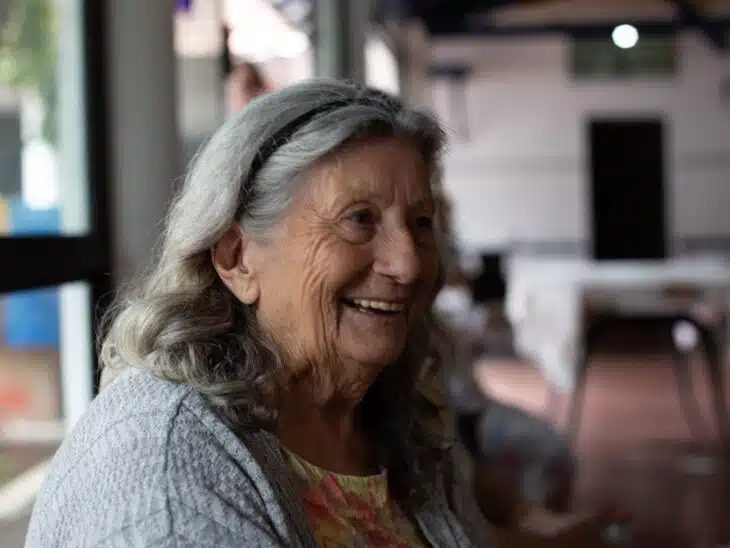 une vieille dame souriante