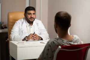 Patient atteint de la maladie de Parkinson en consultation médicale